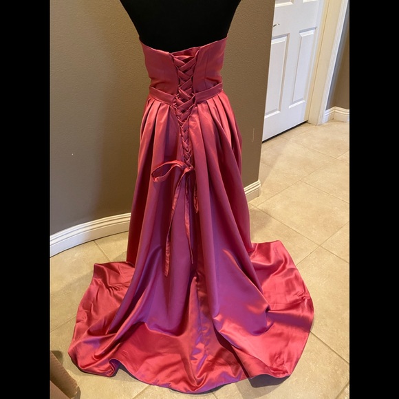 Custom-made high-low strapless gown. - Picture 2 of 3